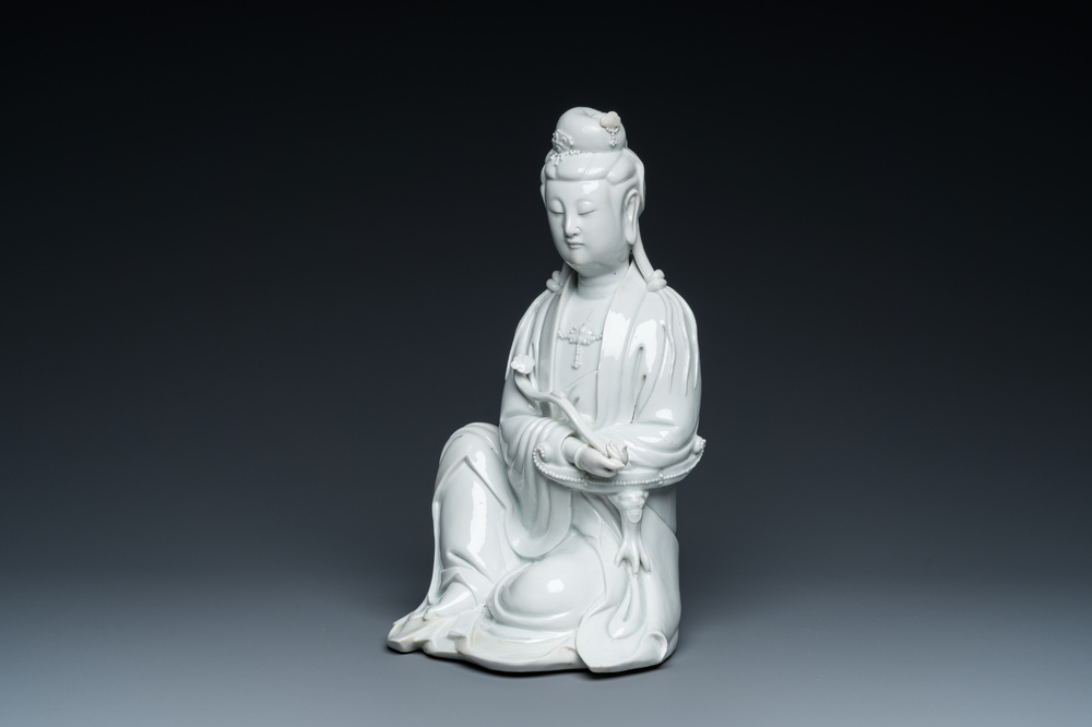 Een Chinese Dehua blanc de Chine figuur van Guanyin met ruyi, Boji Yuren 博及漁人 merk, 19/20e eeuw