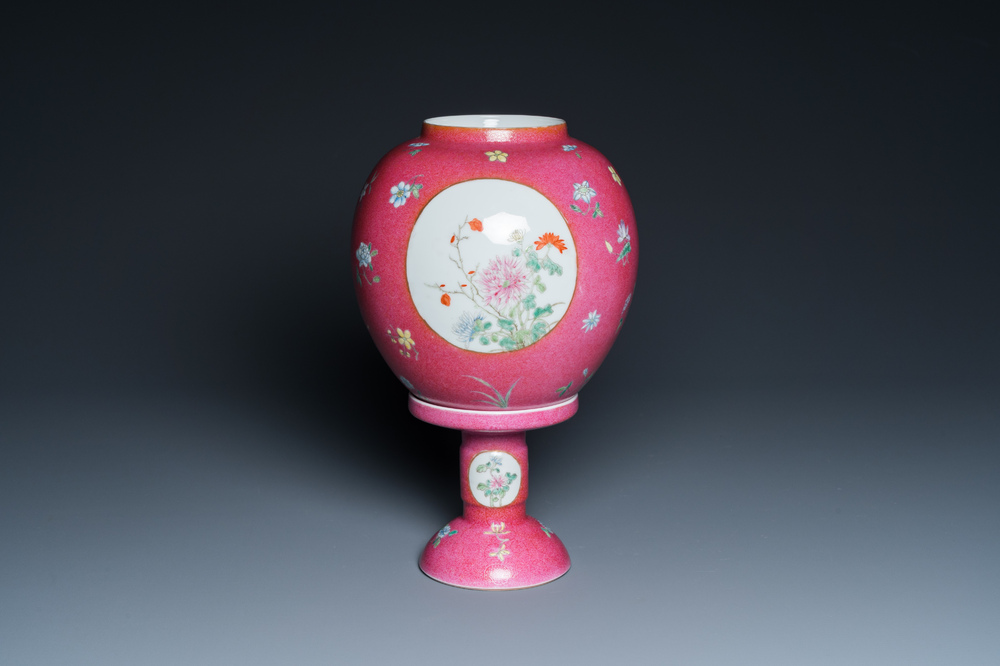 Lanterne en porcelaine de Chine famille rose &agrave; fond rouge de rubis sgraffito, R&eacute;publique