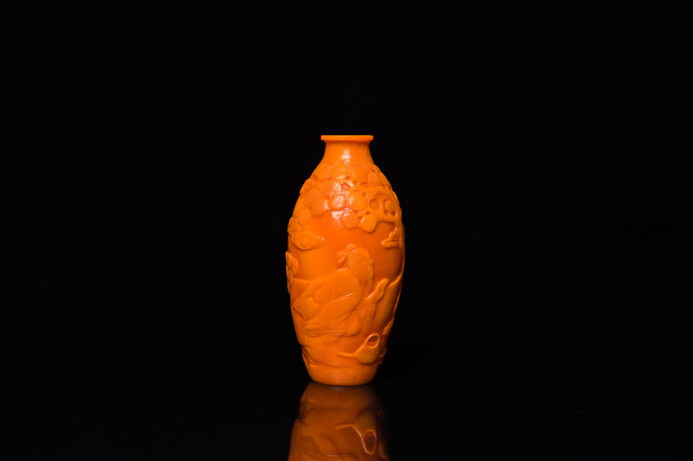 Vase en verre de P&eacute;kin en orange &agrave; d&eacute;cor de lettr&eacute;s, Chine, Yongzheng/Qianlong