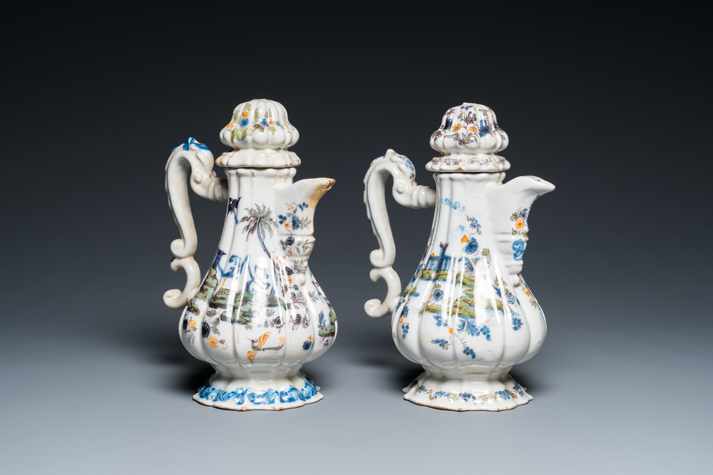 Twee polychrome Italiaanse koffiekannen met deksels, Pesaro, 18e eeuw