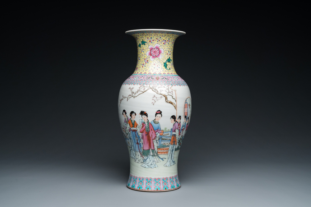 Vase en porcelaine de Chine famille rose &agrave; d&eacute;cor de femmes dans un jardin, marque de Qianlong, 20&egrave;me