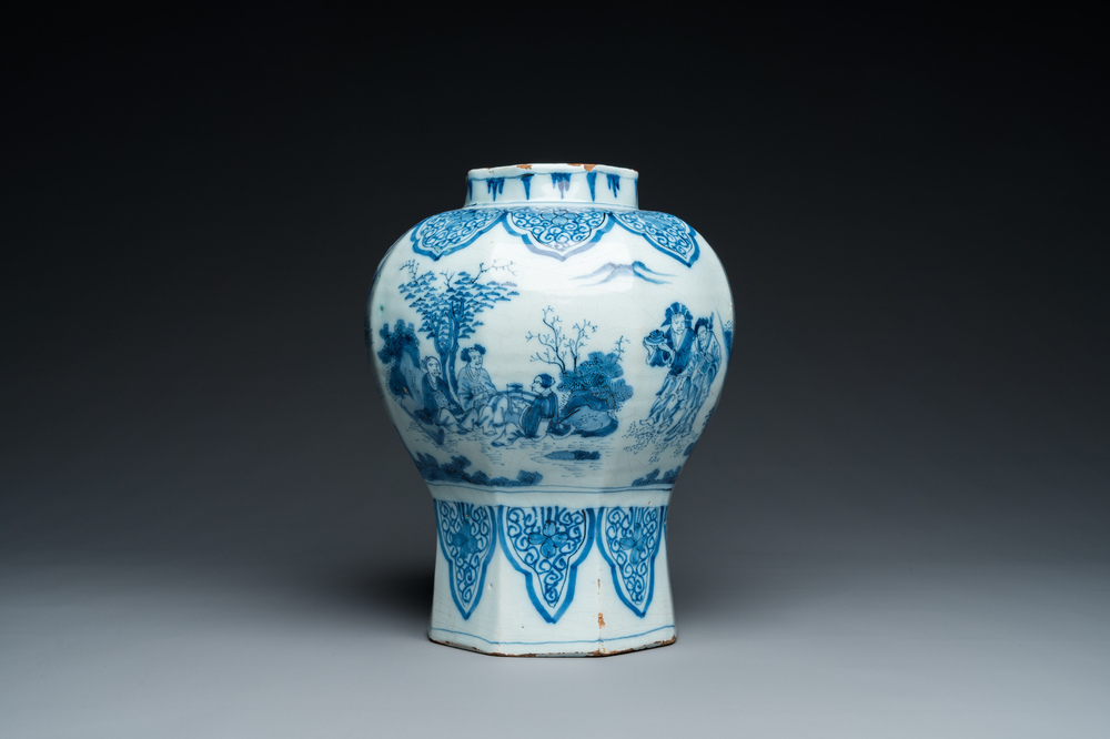 Een fijne octagonale blauw-witte Delftse chinoiserie vaas, eind 17e eeuw