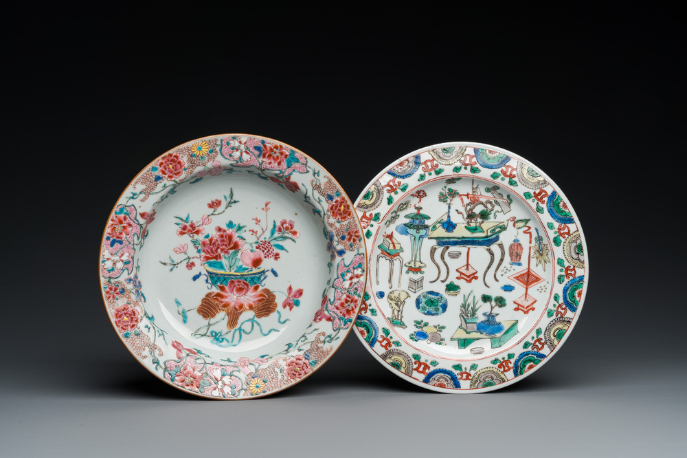 Deux assiettes en porcelaine de Chine famille rose et verte, Qianlong et Kangxi