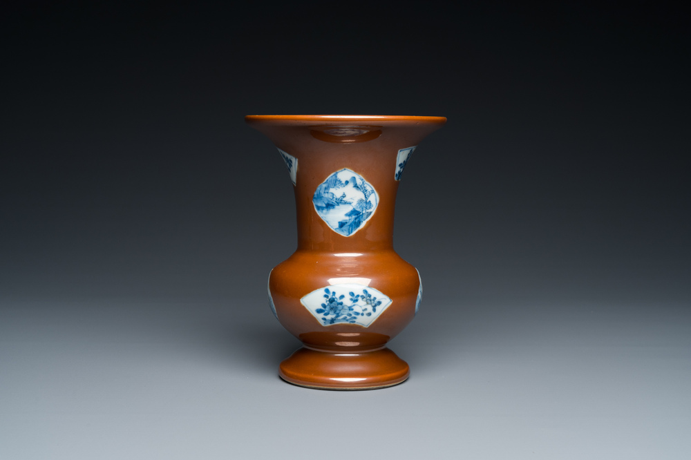 Vase en porcelaine de Chine en bleu et blanc &agrave; fond brun capucin, Qianlong