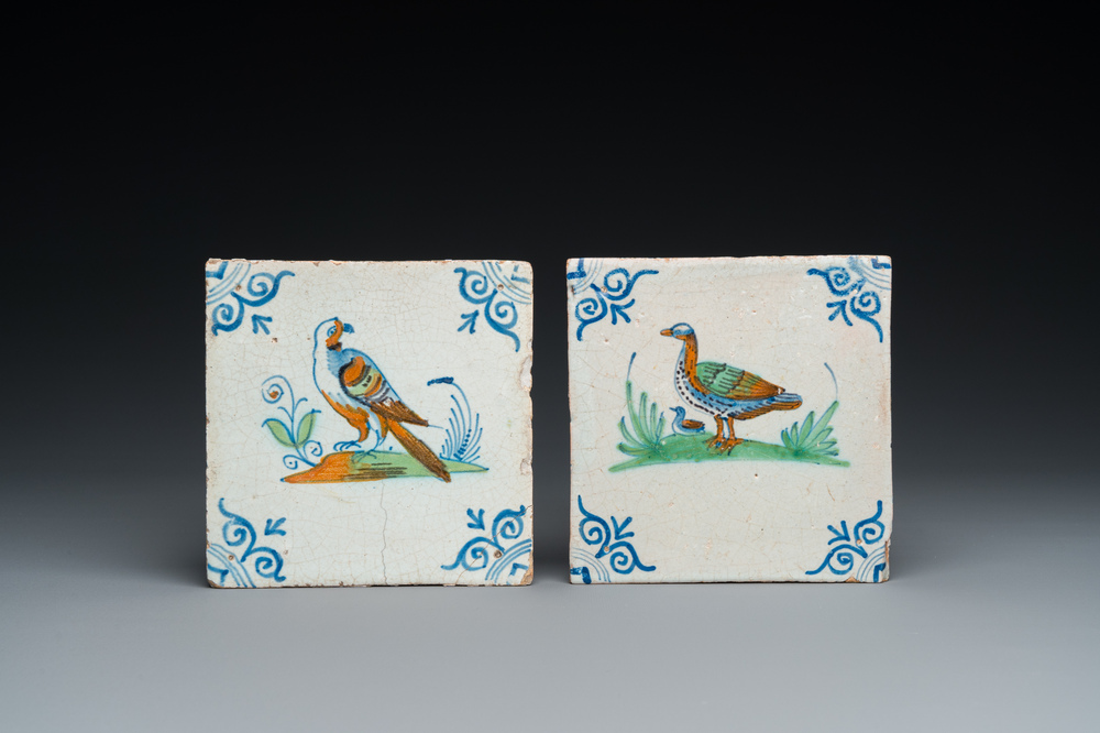 Deux carreaux en fa&iuml;ence polychrome de Delft &agrave; d&eacute;cor d'un aigle et de deux canards, 17&egrave;me