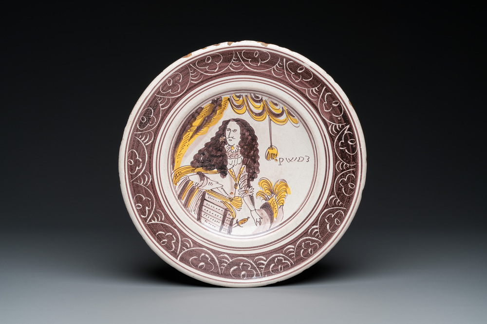 Een polychrome Nederlandse majolica schotel met koning-stadhouder Willem III, eind 17e eeuw