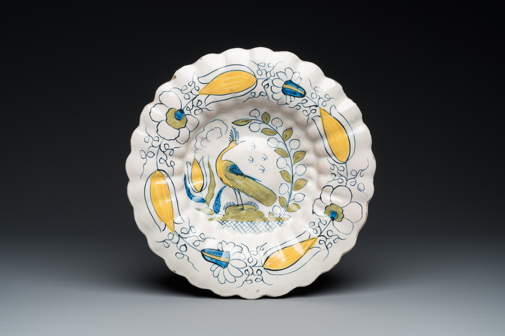 Plat lob&eacute; en fa&iuml;ence de Delft polychrome figurant un paon, fin du 17&egrave;me