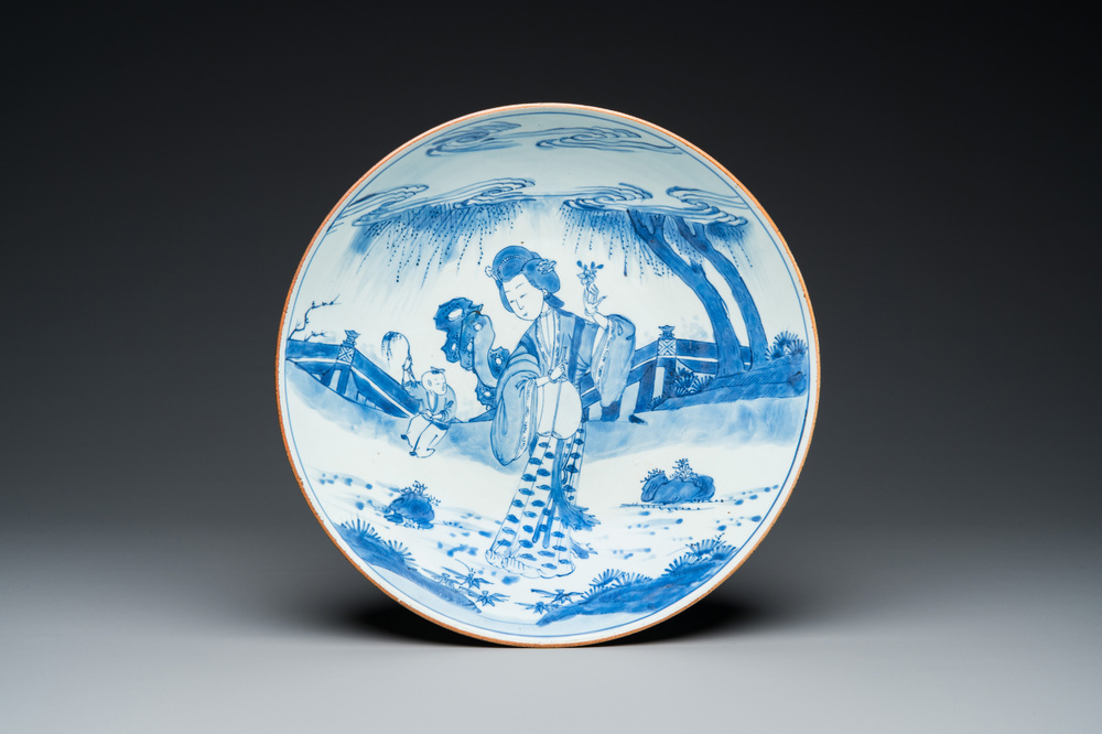Een grote Chinese blauw-witte schotel met een dame en een jongen, Kangxi merk en periode