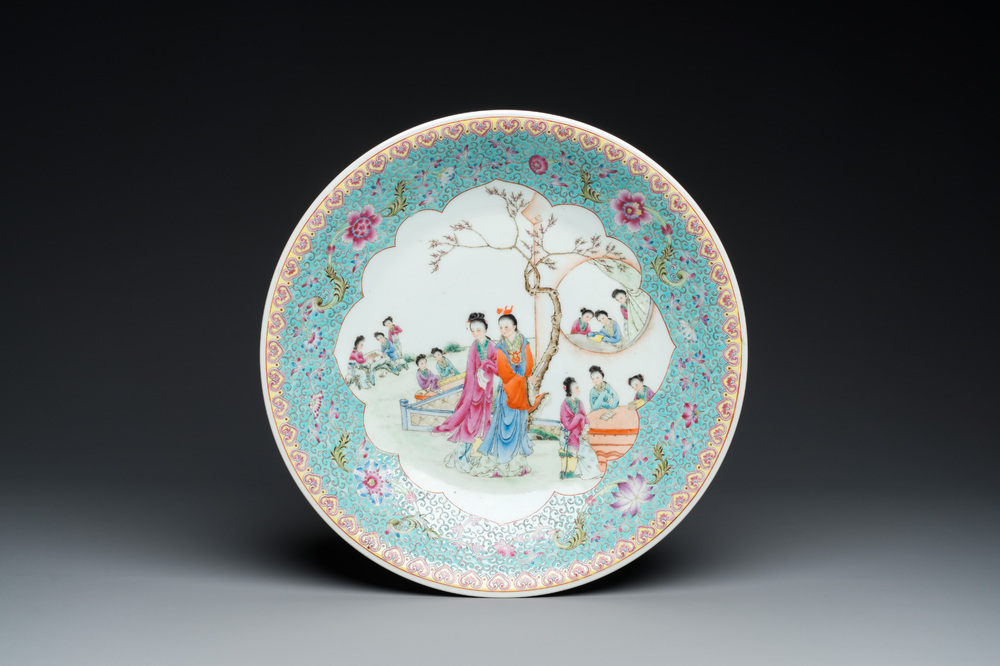 Plat en porcelaine de Chine famille rose &agrave; d&eacute;cor de figures dans un jardin, marque de Qianlong, R&eacute;publique