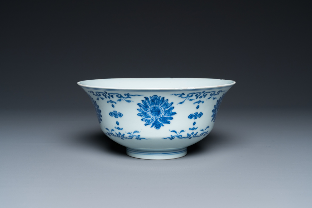Een Chinese blauw-witte 'lotus' kom, Qianlong merk en periode