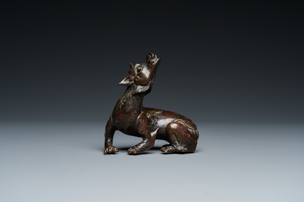 Poids de rouleau en bronze dor&eacute; et laqu&eacute; en forme de luduan, Chine, Ming