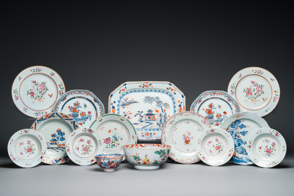 Twelve Chinese famille rose and Imari-style porcelain plates, two bowls and a platter, Kangxi/Qianlong