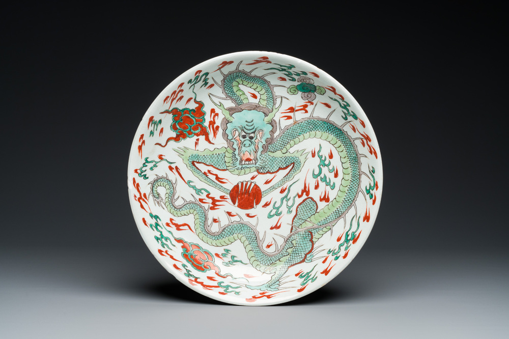 Plat en porcelaine de Chine famille verte &agrave; d&eacute;cor d'un dragon, Kangxi