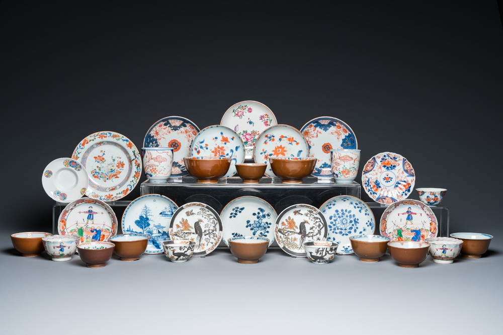 Een diverse collectie Chinese koppen en schotels, 18/19e eeuw