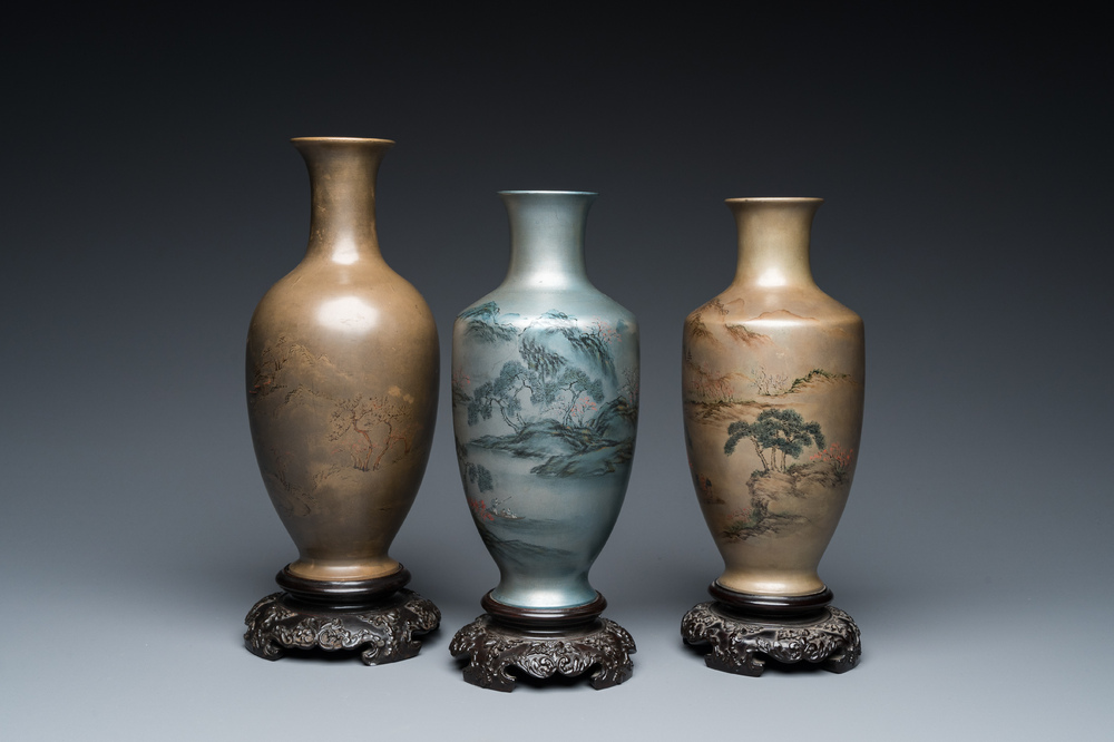 Trois vases sur socles en laque de Fuzhou ou Foochow, Chine, 2&egrave;me moiti&eacute; du 20&egrave;me