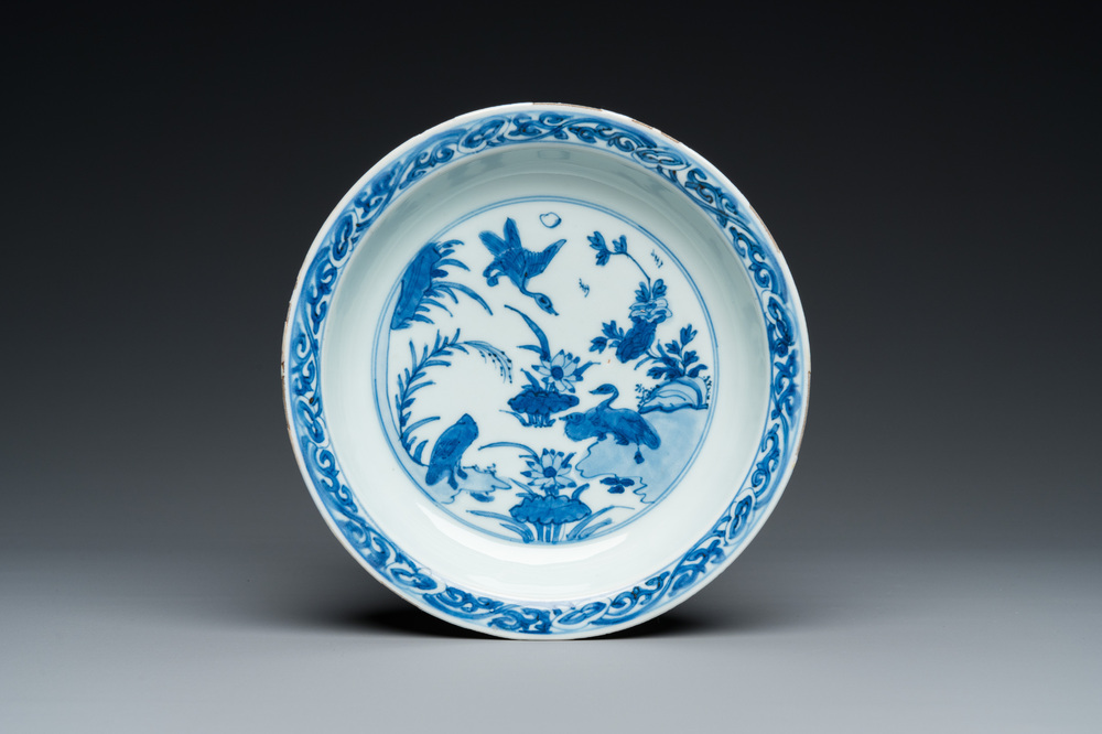 Een Chinees blauw-wit bord met eenden bij een lotusvijver, Wanli