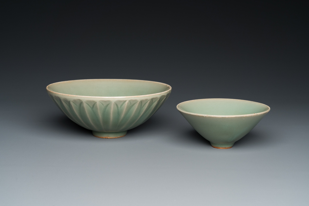 Twee Chinese Longquan celadon kommen, Song of later