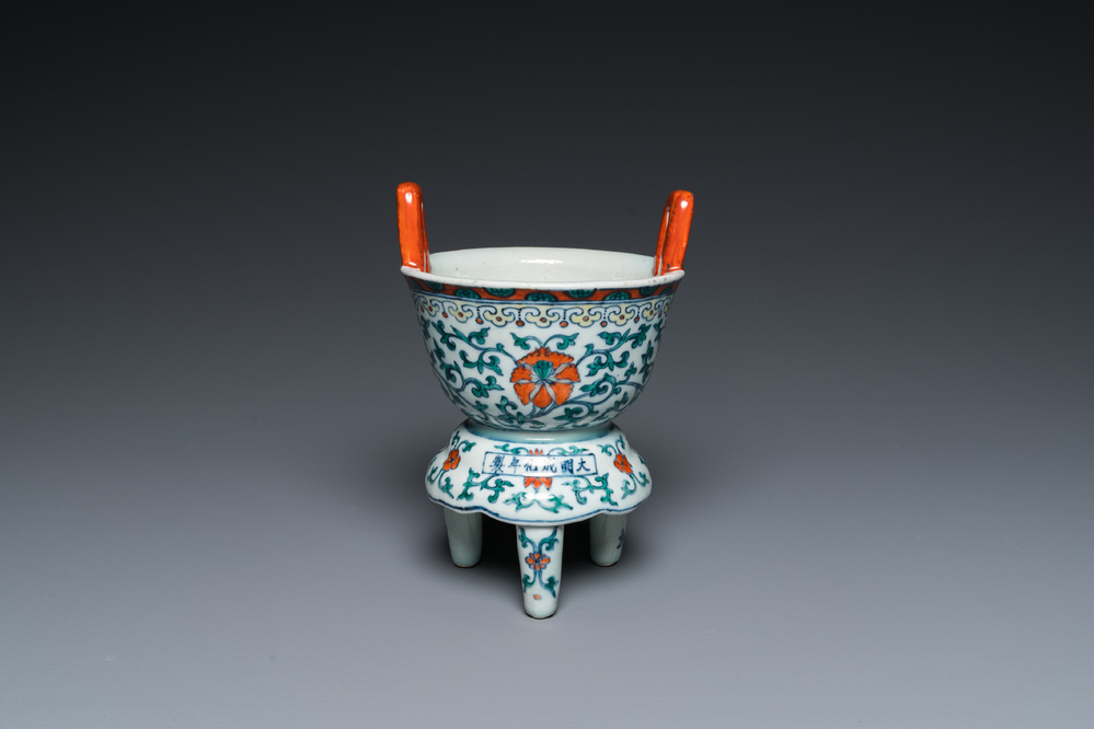 Br&ucirc;le-parfum tripod en porcelaine de Chine doucai, marque de Chenghua, 19/20&egrave;me