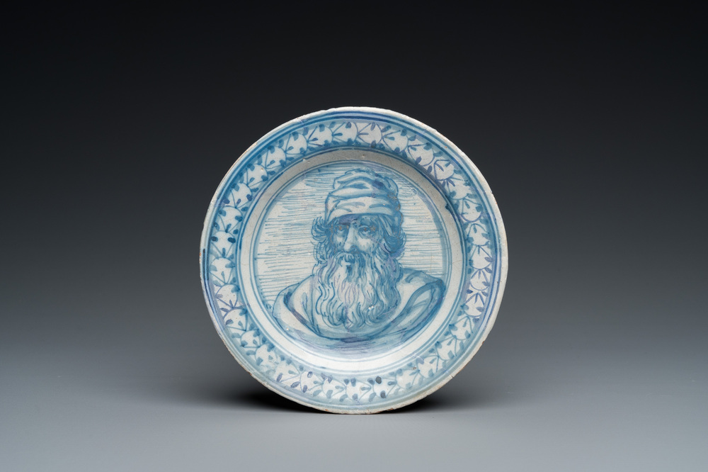 Een blauw-wit majolica bordje met een fijn portret van Zeus, atelier Verstraeten, Haarlem, 17e eeuw