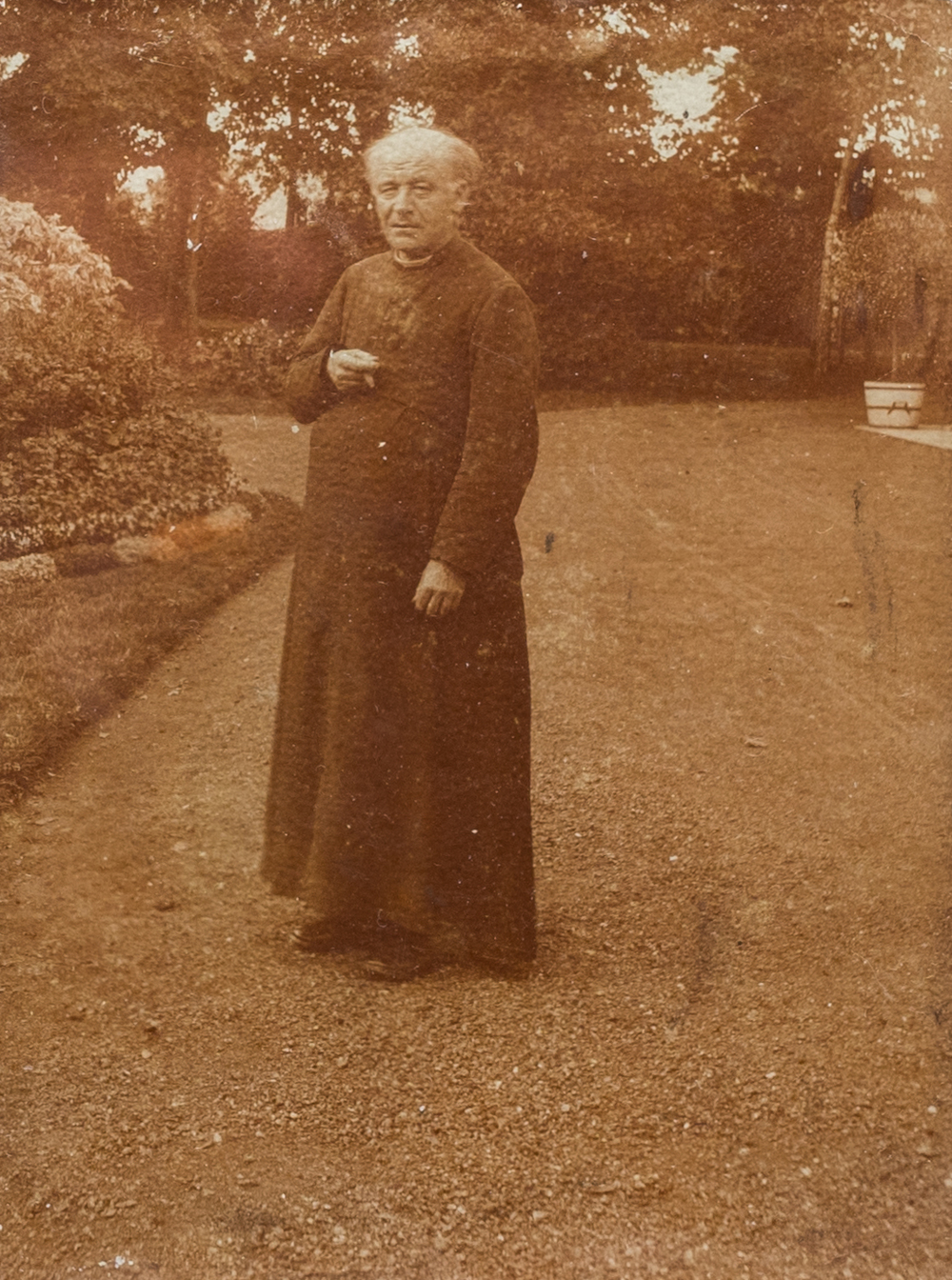 Een zeldzame foto van Guido Gezelle in Kortrijk, ca. 1893