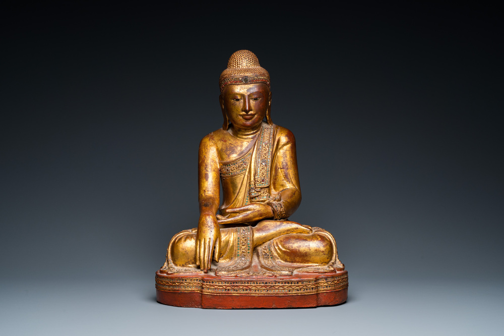 Bedrog aanraken overhemd Een grote Birmaanse gelakte en vergulde houten Boeddha Shakyamuni,  Konbaung, ca. 1850 - Rob Michiels Auctions
