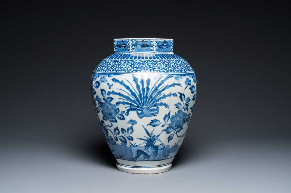 Vase de forme octogonale en porcelaine Arita de Japon en bleu et blanc, Edo, 17/18&egrave;me