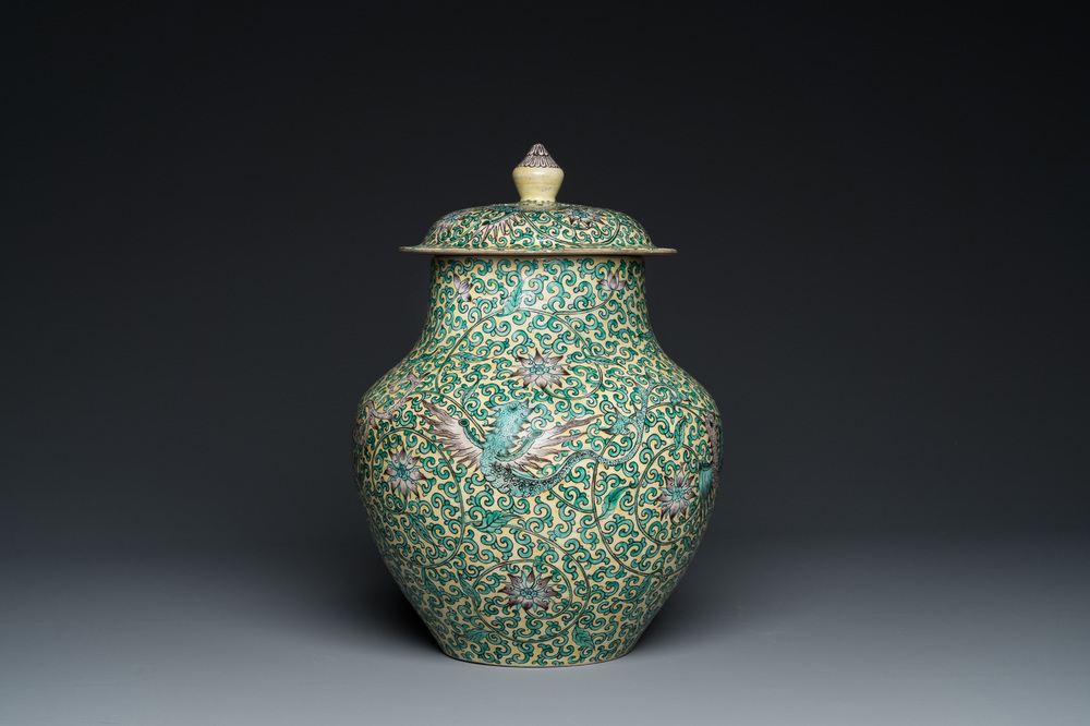 A Chinese yellow-ground verte biscuit 'dragons' vase and cover, 19th C.