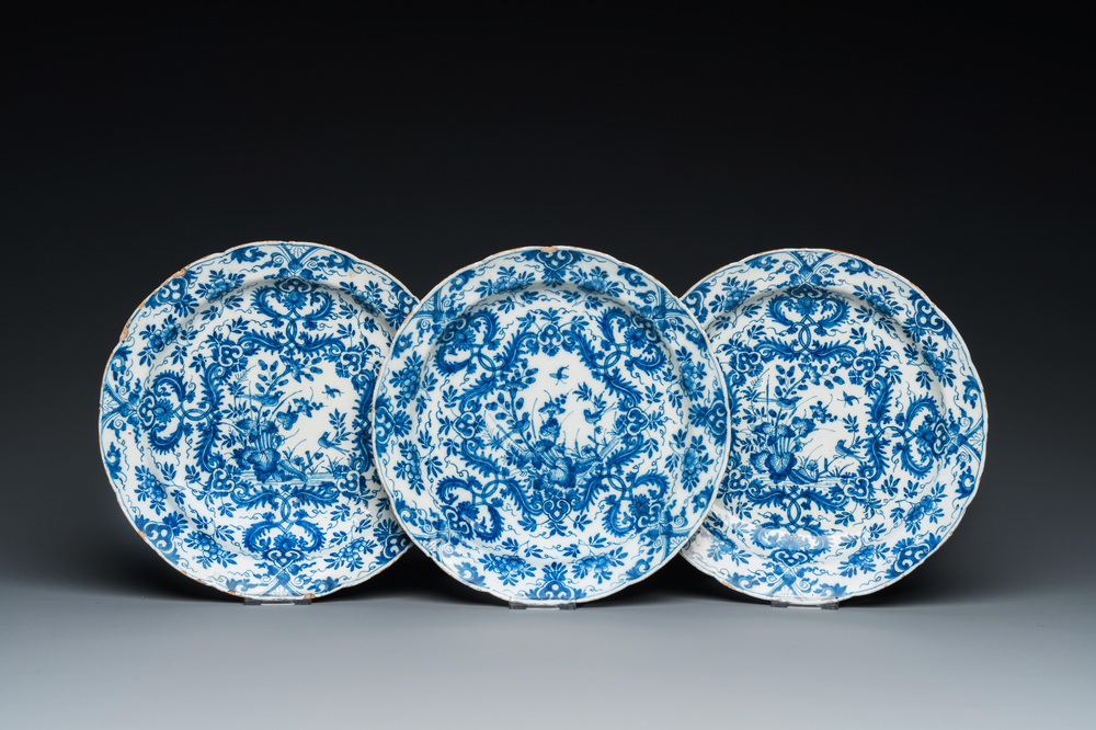 Trois assiettes en fa&iuml;ence de Delft en bleu et blanc &agrave; d&eacute;cor floral, 1er quart du 18&egrave;me