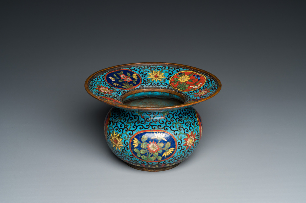 Een Chinese cloisonn&eacute; kwispedoor of 'zhadou', Qianlong