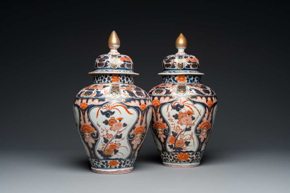 A pair of Japanese Imari vases and covers, Edo, 17/18th C.