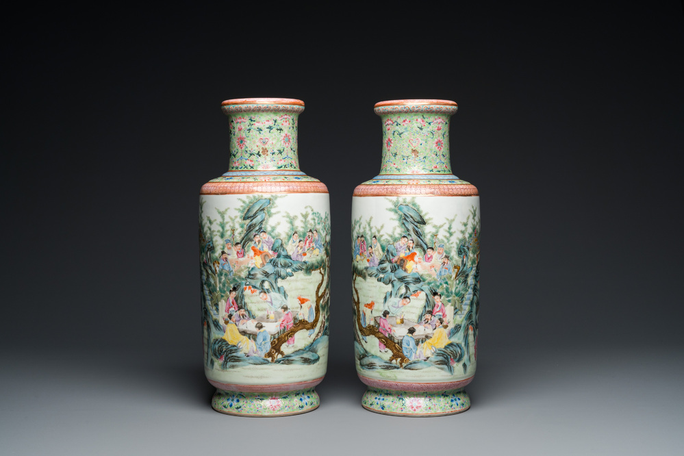 Paire de vases de forme rouleau en porcelaine de Chine famille rose, marque de Qianlong, R&eacute;publique