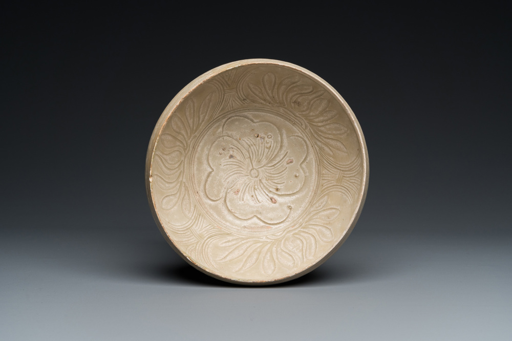 A Vietnamese pale green-glazed bowl with incised lotus decoration, early 15th C.