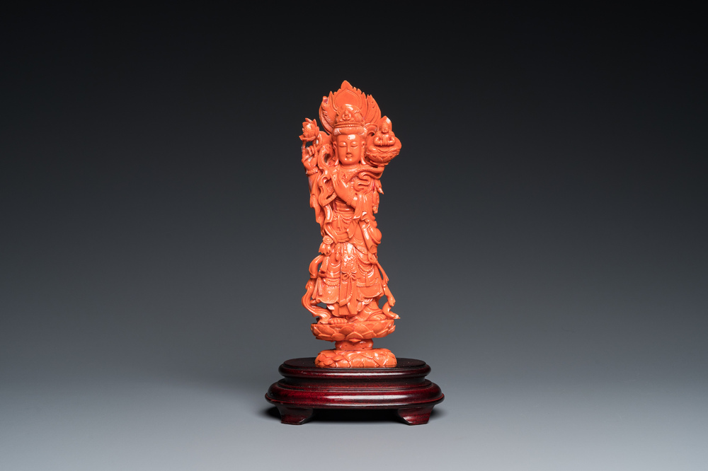 Een Chinese bloedkoralen sculptuur van Guanyin staande op een lotustroon, 19e eeuw