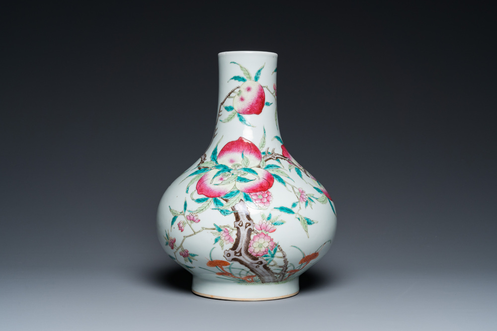 Een Chinese flesvormige famille rose 'negen perziken' vaas, 19e eeuw