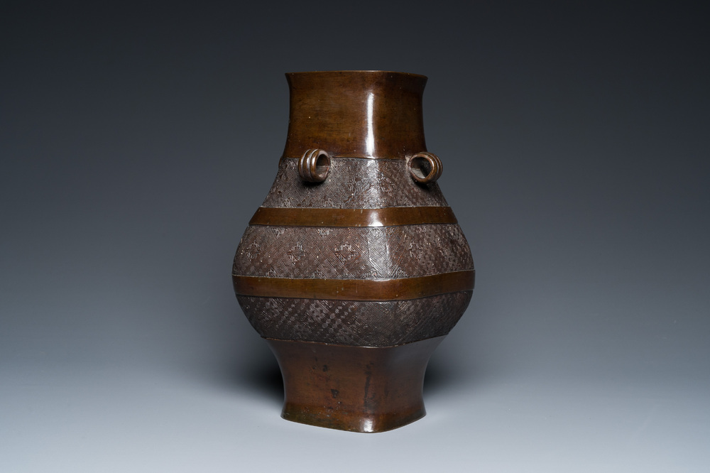 Vase archa&iuml;sant de type 'fanghu' en bronze, Chine, Ming