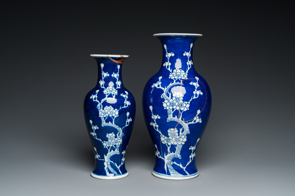 Twee Chinese blauw-witte 'prunus' vazen met kintsugi herstellingen, Qianlong merk, 20e eeuw