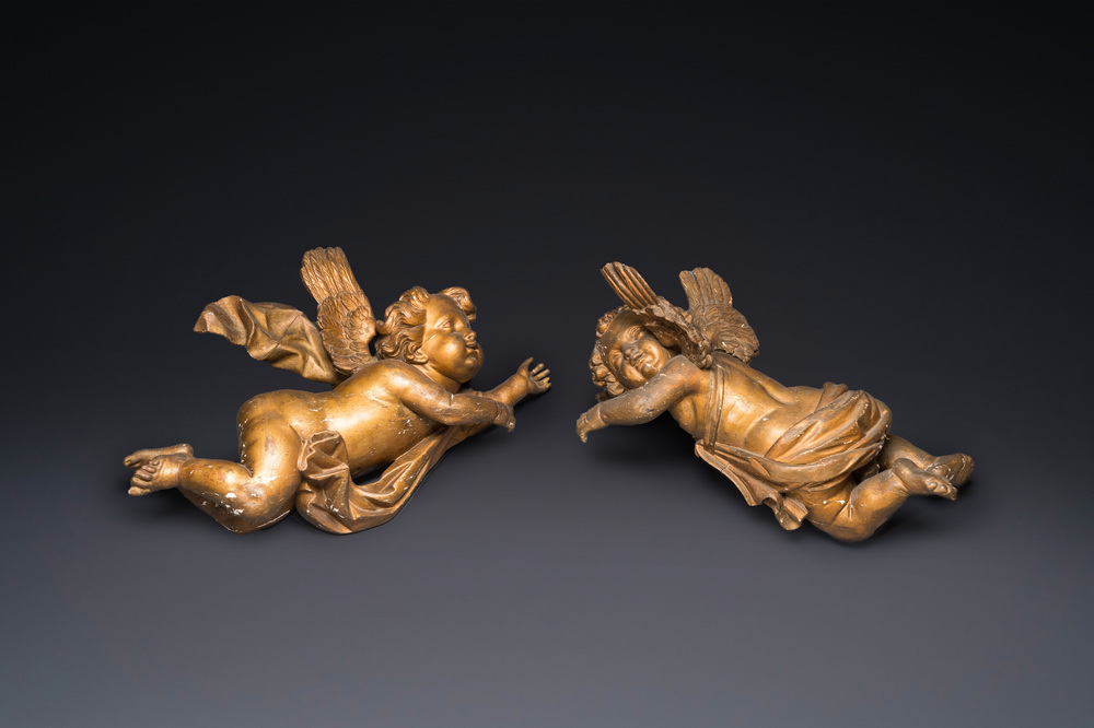 Paire d'anges ail&eacute;s en bois sculpt&eacute; et dor&eacute;, probablement Flandres, 1&egrave;re moiti&eacute; du 18&egrave;me