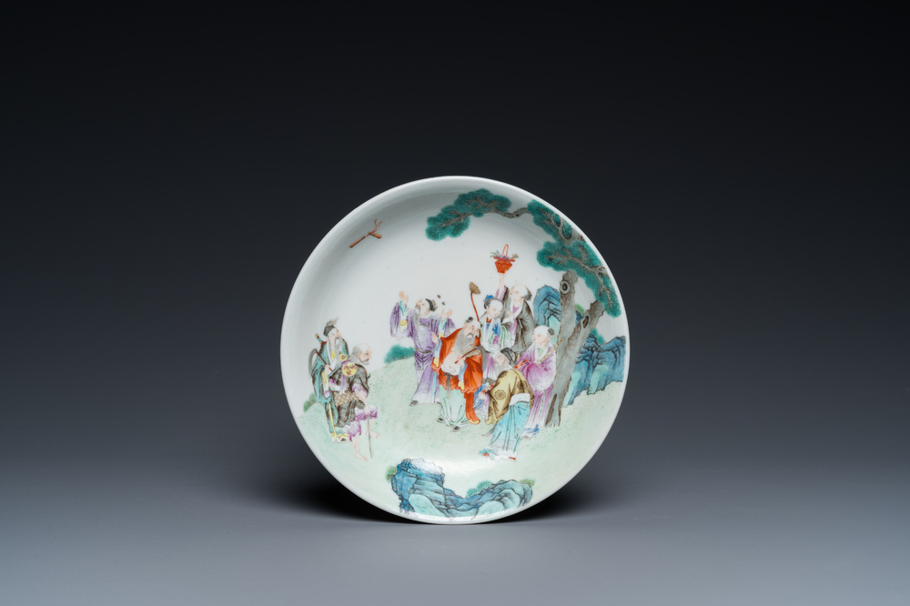 Assiette en porcelaine de Chine famille rose &agrave; d&eacute;cor d'immortels, marque et &eacute;poque de Jiaqing