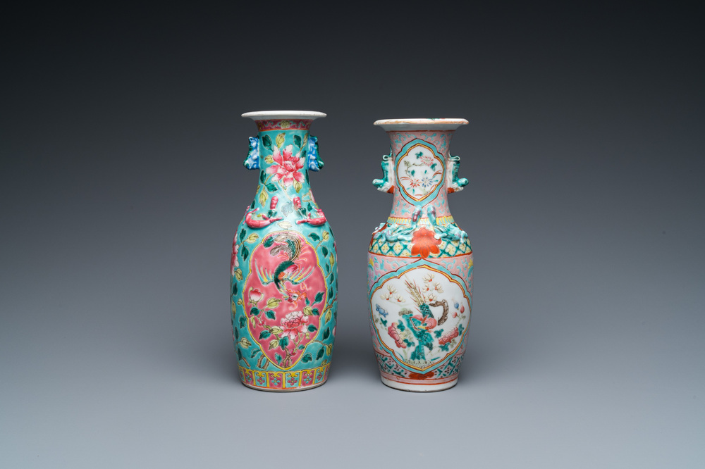 Deux vases en porcelaine de Chine famille rose pour le march&eacute; Straits ou Peranakan, 19&egrave;me