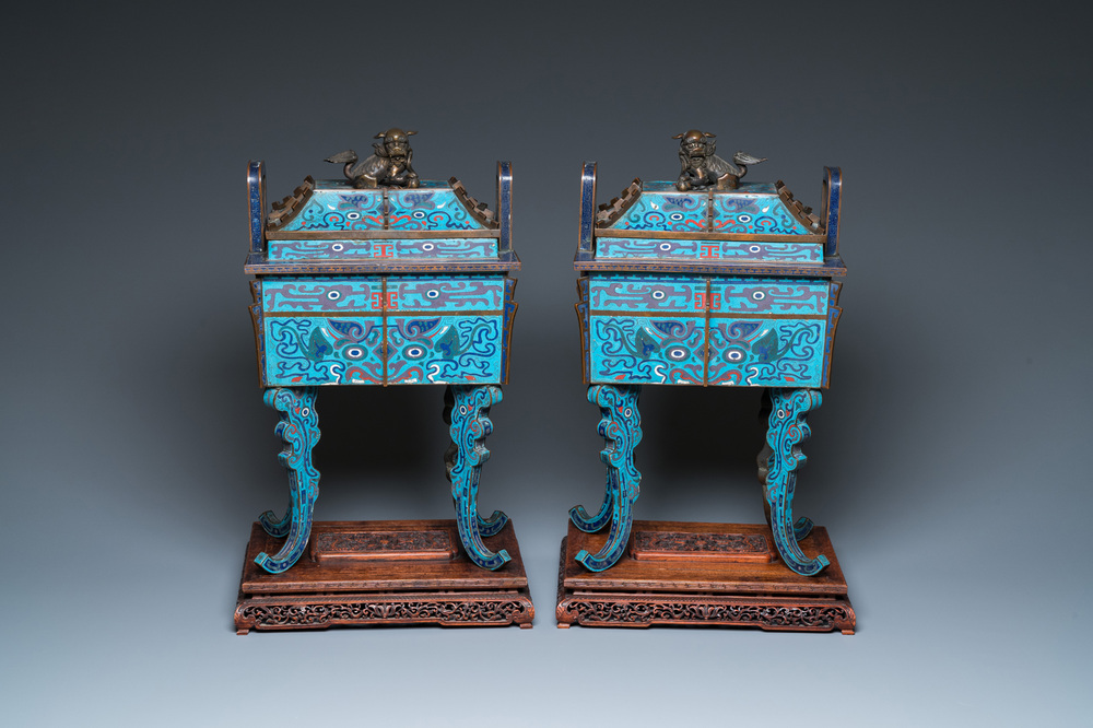 Paire de grands br&ucirc;le-parfums couverts de type 'fangding' sur socles en bois sculpt&eacute;, Chine, 19&egrave;me