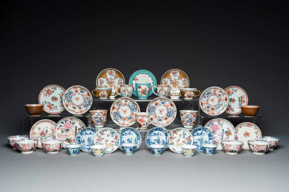 22 tasses et 19 soucoupes en porcelaine de Chine famille rose et en bleu et blanc, Kangxi et post&eacute;rieur