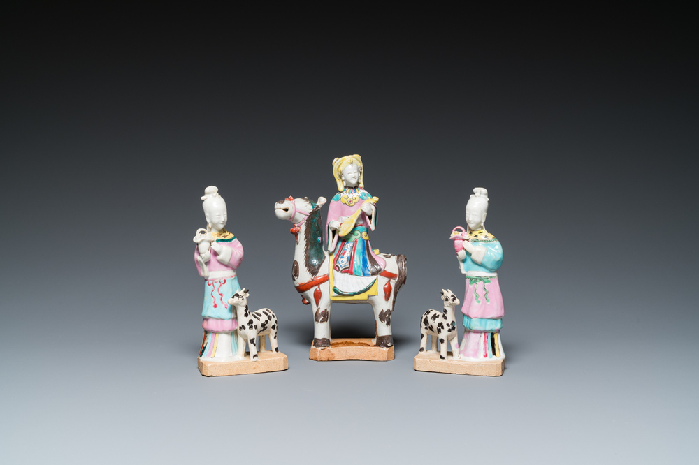 Drie Chinese famille rose sculpturen van dames, Qianlong/Jiaqing