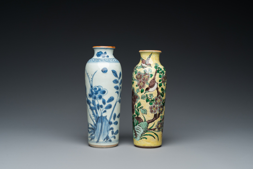 Deux vases de forme rouleau en porcelaine de Chine en bleu et blanc et famille jaune, &eacute;poque Transition et 19&egrave;me