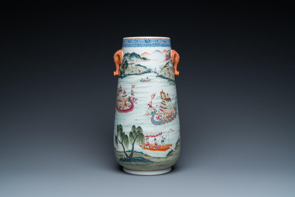 Grand vase de forme 'hu' en porcelaine de Chine famille rose &agrave; d&eacute;cor d'une sc&egrave;ne fluviale, marque de Qianlong, R&eacute;publique