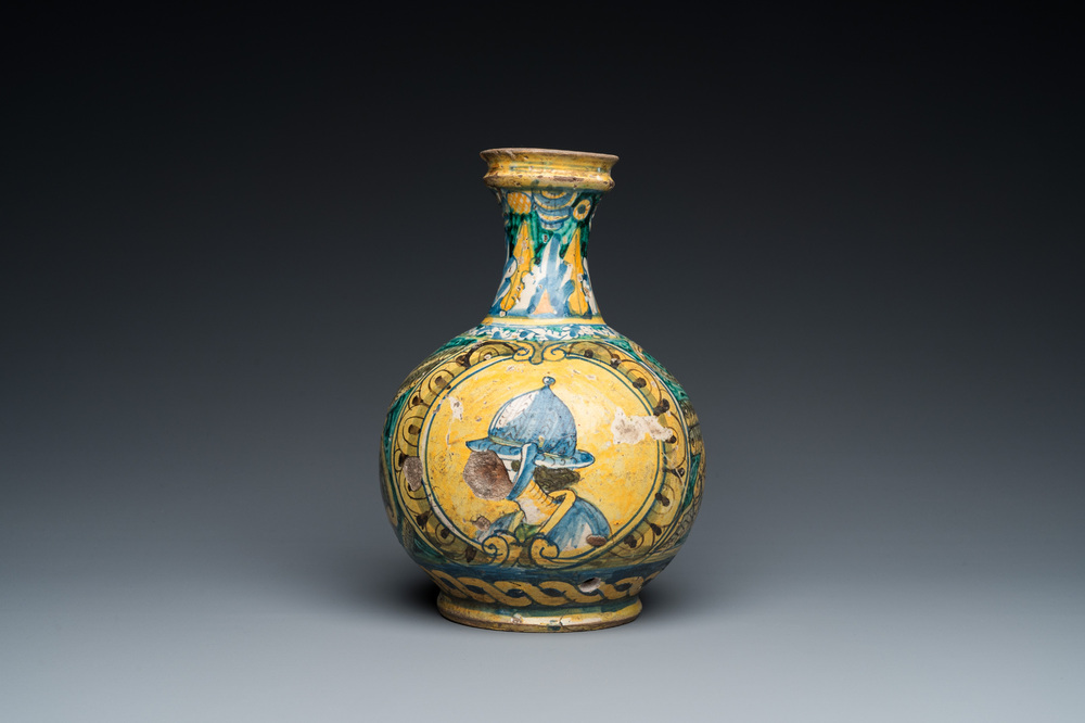 Een polychrome Italiaanse majolica apothekersfles, 17e eeuw