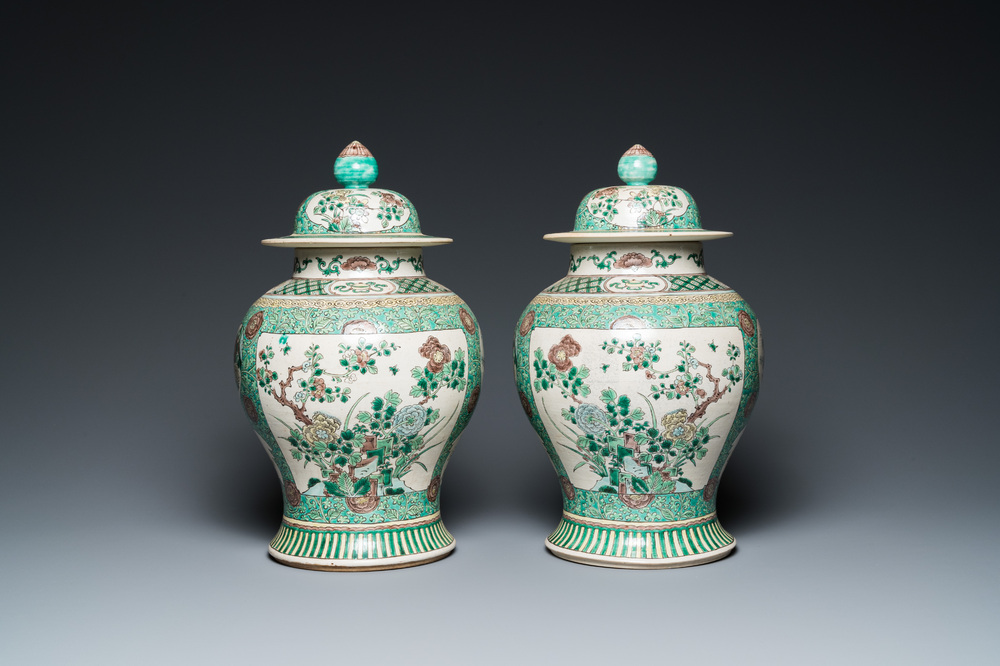 Paire de vases couverts en biscuit &eacute;maill&eacute; vert &agrave; d&eacute;cor de fleurs, Chine, 19&egrave;me