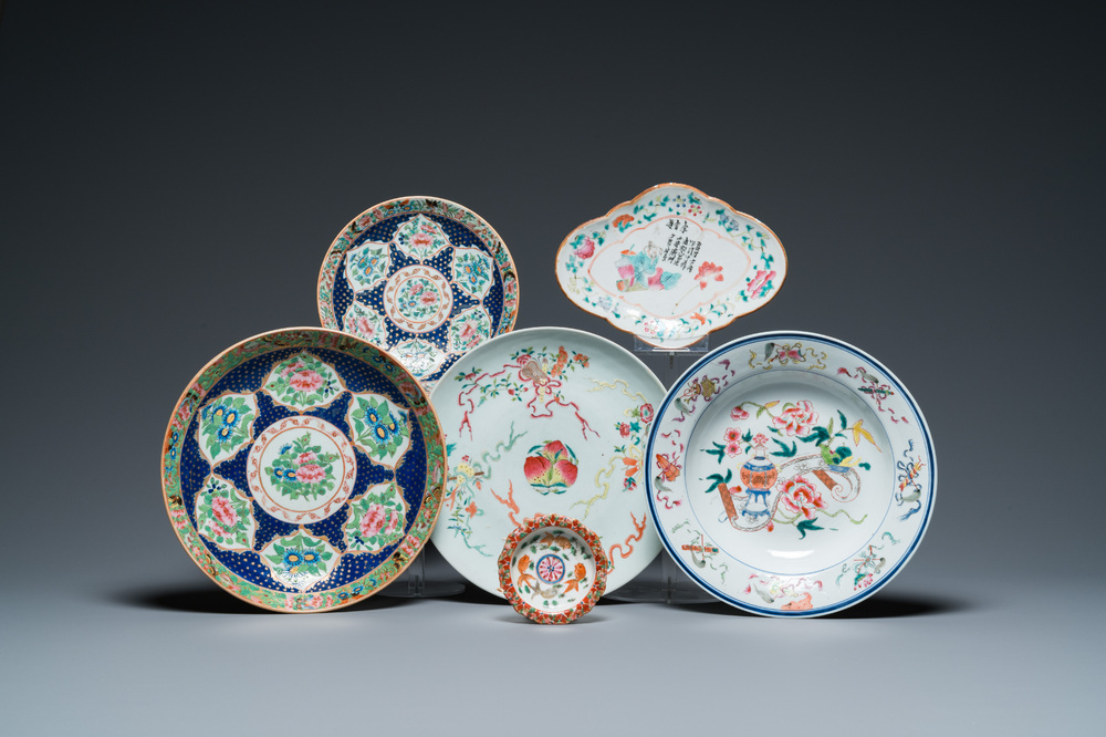 Quatre plats et deux bols en porcelaine de Chine famille rose, 19/20&egrave;me