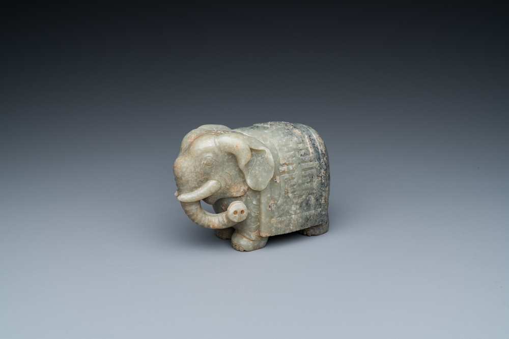 Een Chinese olifant in grijs gespikkelde celadon jade, Qing
