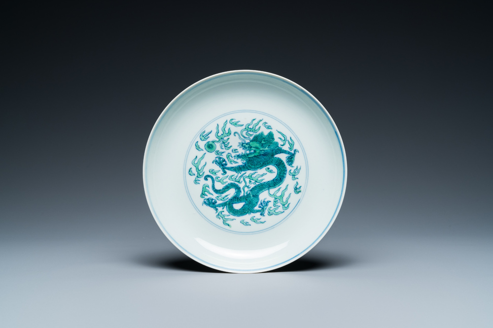 Coupe en porcelaine de Chine &agrave; d&eacute;cor d'un dragon en doucai-vert, marque et probablement &eacute;poque de Kangxi
