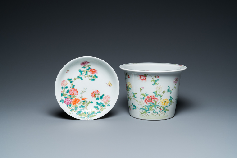 Une assiette et une jardini&egrave;re en porcelaine de Chine famille rose, marques de Yongzheng et Hongxian, R&eacute;publique